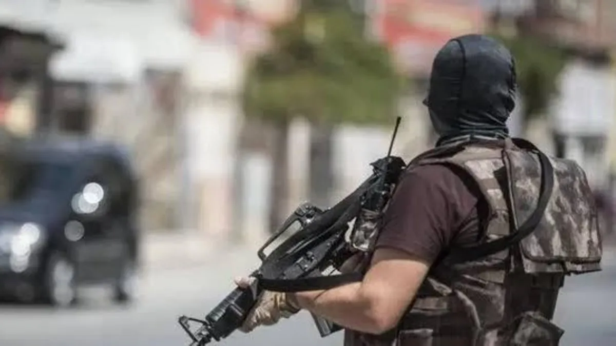 İzmir Cumhuriyet Başsavcılığı’ndan çifte terör operasyonu: 7 gözaltı