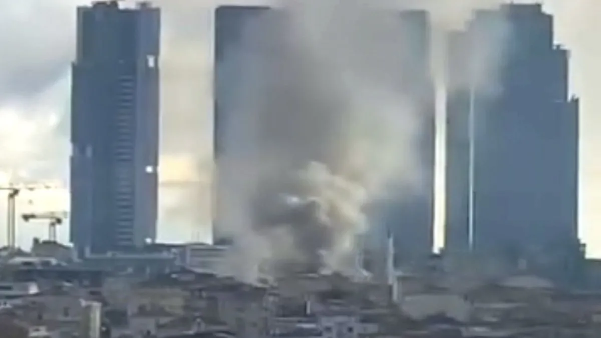 Yıkım işlemi yapılan iş merkezi’nde çıkan yangın korkuttu