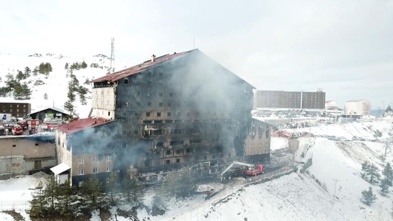 Kartalkaya’daki yanan otelde mahsur kalan 26 kişinin kurtarılmasını sağladılar
