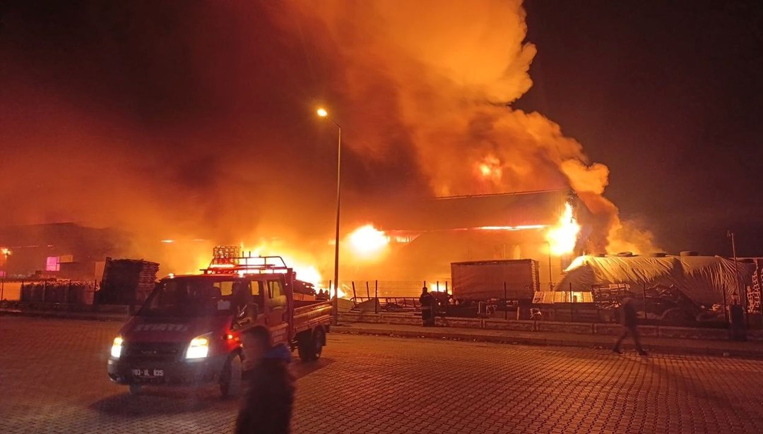 Afyonkarahisar’da fabrika yangını: Alevlerle mücadele saatlerdir sürüyor