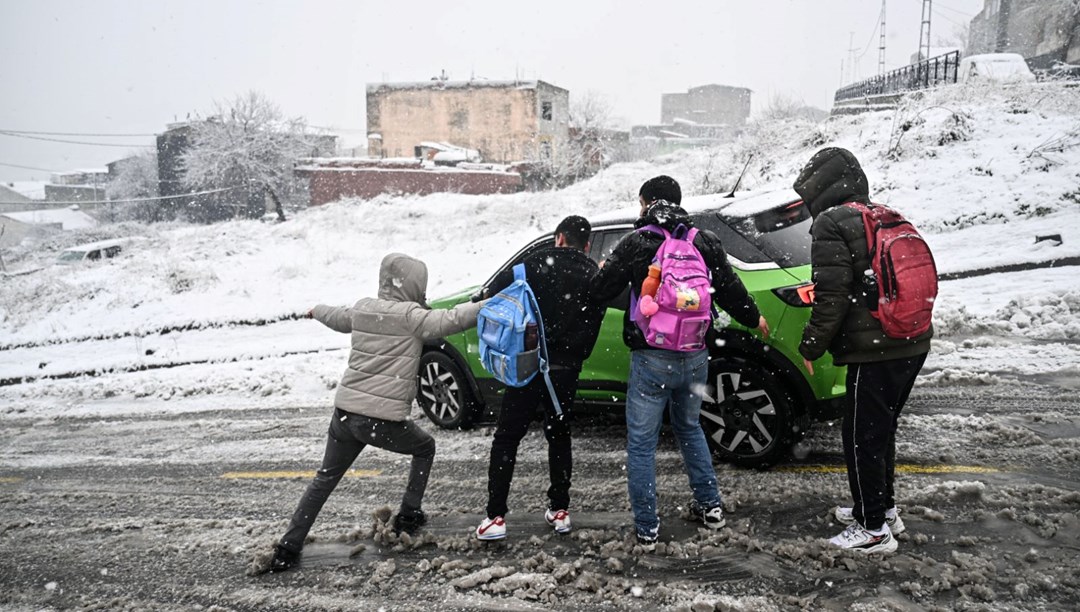 İstanbul’da kar aniden bastırdı: Dokuz ilçede okullar tatil
edildi, bu akşam 18.00’e dikkat!