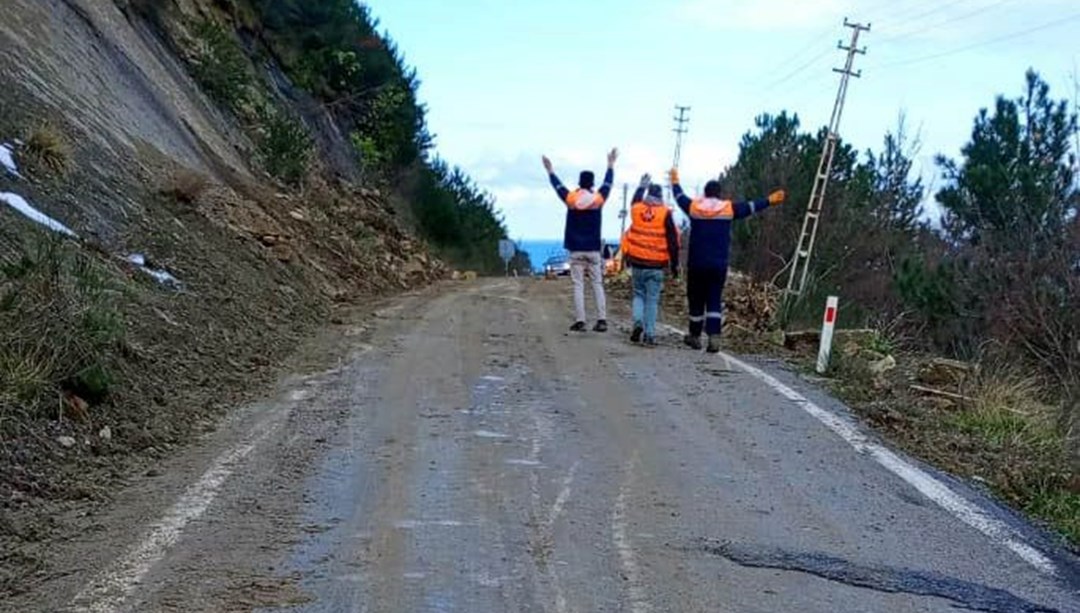 Kastamonu’da heyelan nedeniyle kapanan sahil yolu ulaşıma açıldı