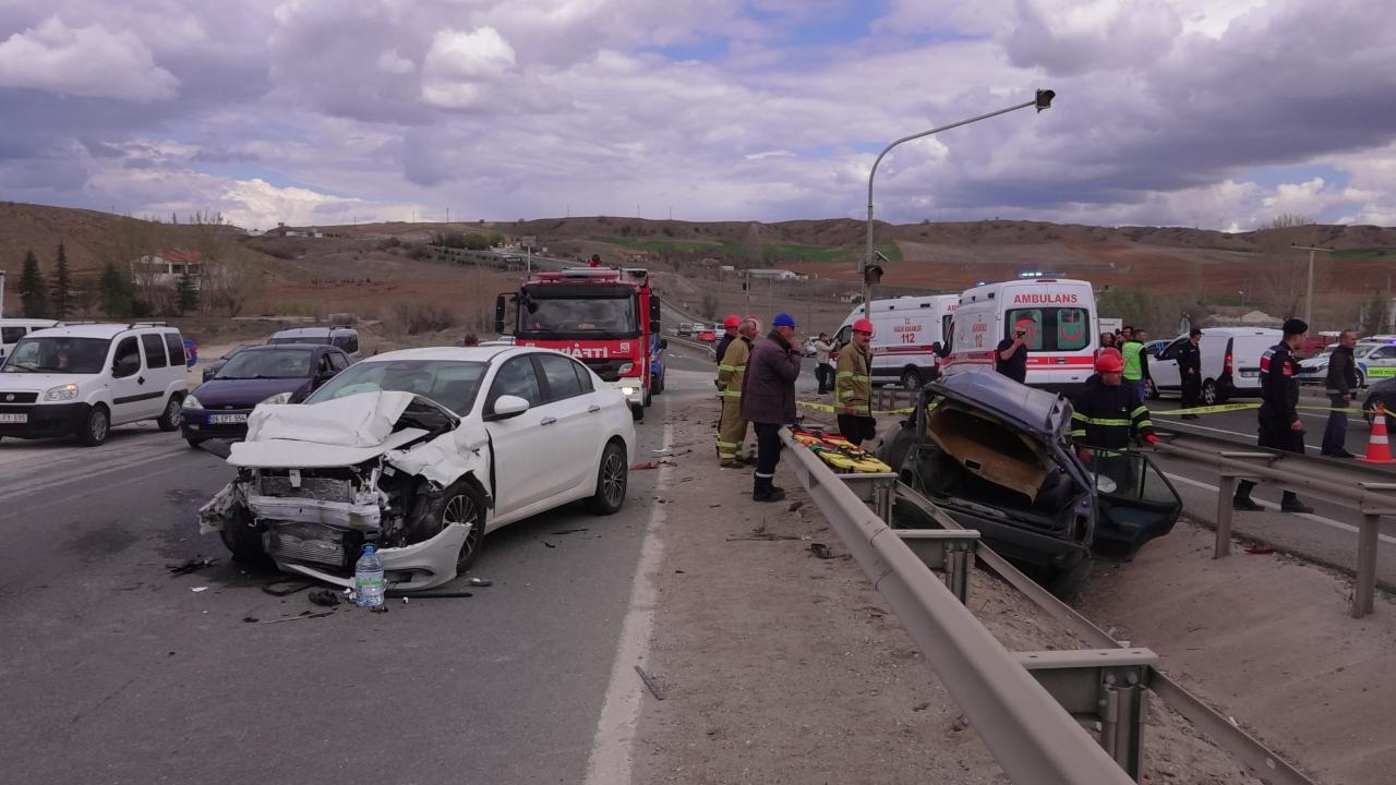 Kırıkkale’de iki otomobilin çarpıştığı kazada 1 kişi öldü, 6 kişi yaralandı